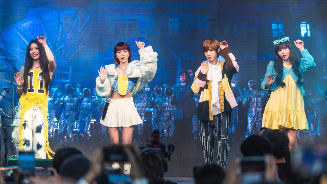 五月天阿信嚇到!怪物星人封街開唱粉絲擠爆 陸劇女神熱舞助陣