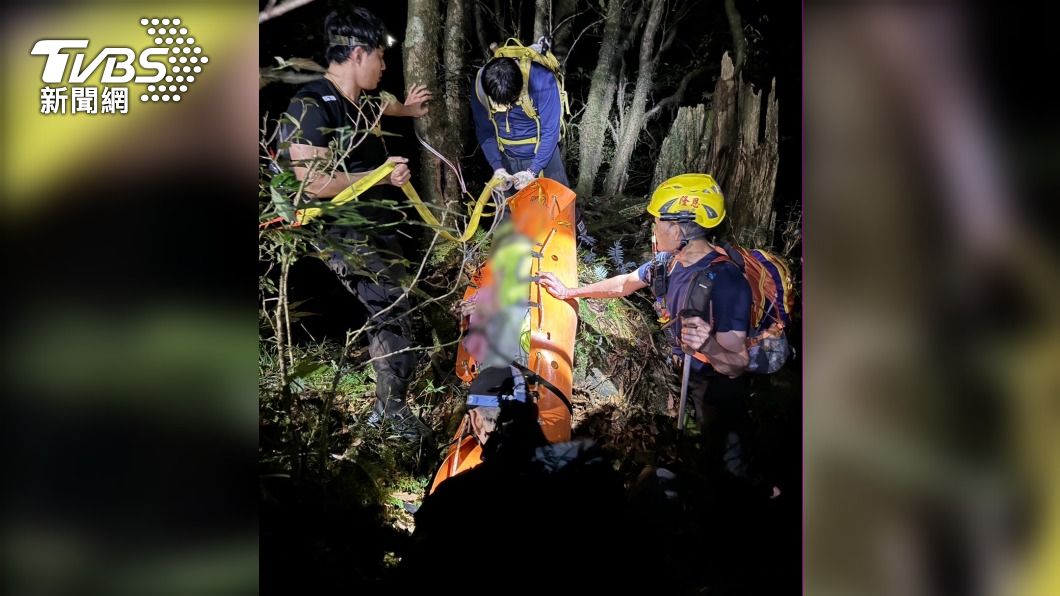 男子不慎失足摔下溪谷，頭部重創身亡，警消到場救援。（圖／TVBS）