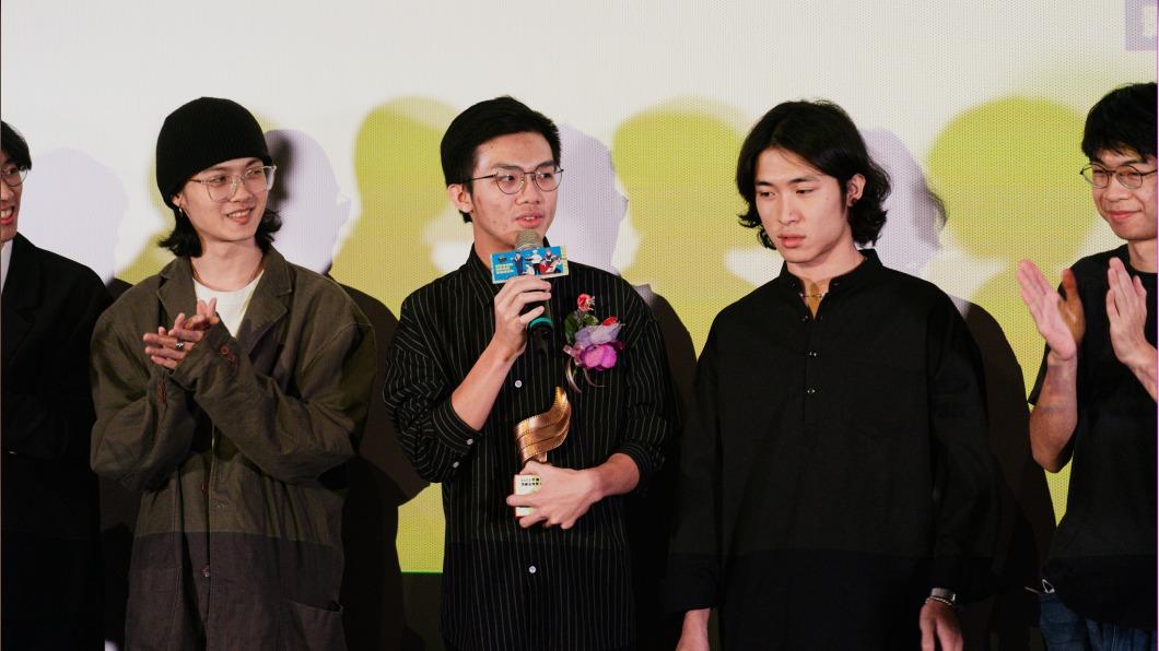《深層壓迫》獲得不分類首獎35萬元大獎,導演藍偉豪與劇組等人上台領獎。(圖/電影戲劇業職業工會提供)