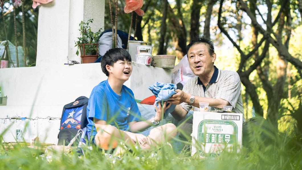 陳慕義(右)與小演員在片中有一段真摯動人的友誼。(圖/電影戲劇業職業工會提供)
