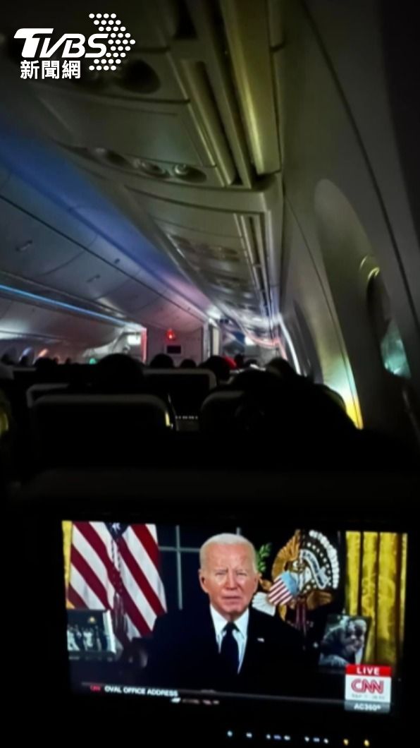 ［2023.10.20］就連在飛機上，還繼續看LIVE電視掌握拜登從橢圓辦公室發表全國演說。（圖／劉亭廷提供）