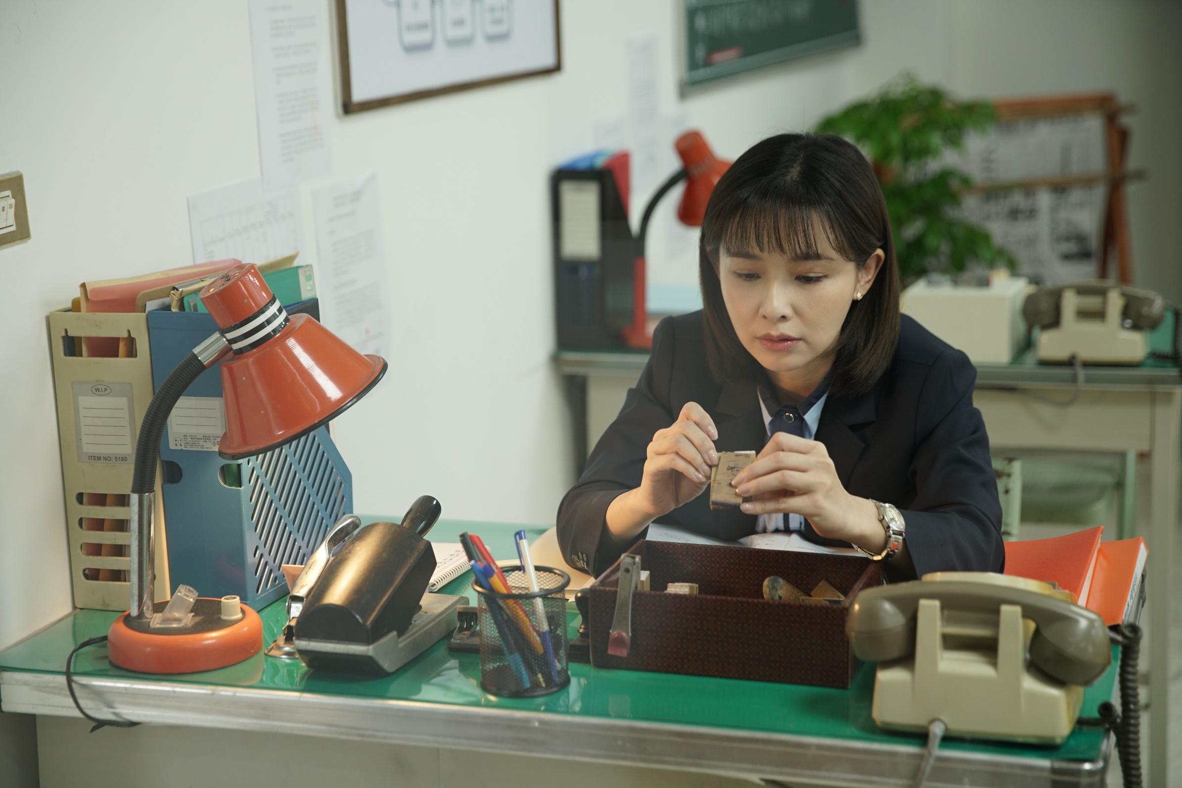 吳婉君在中視《開創者》裡飾演蔡淑臻的助手,她笑說拍到都覺得自己是個小秘書。(圖/中視提供)