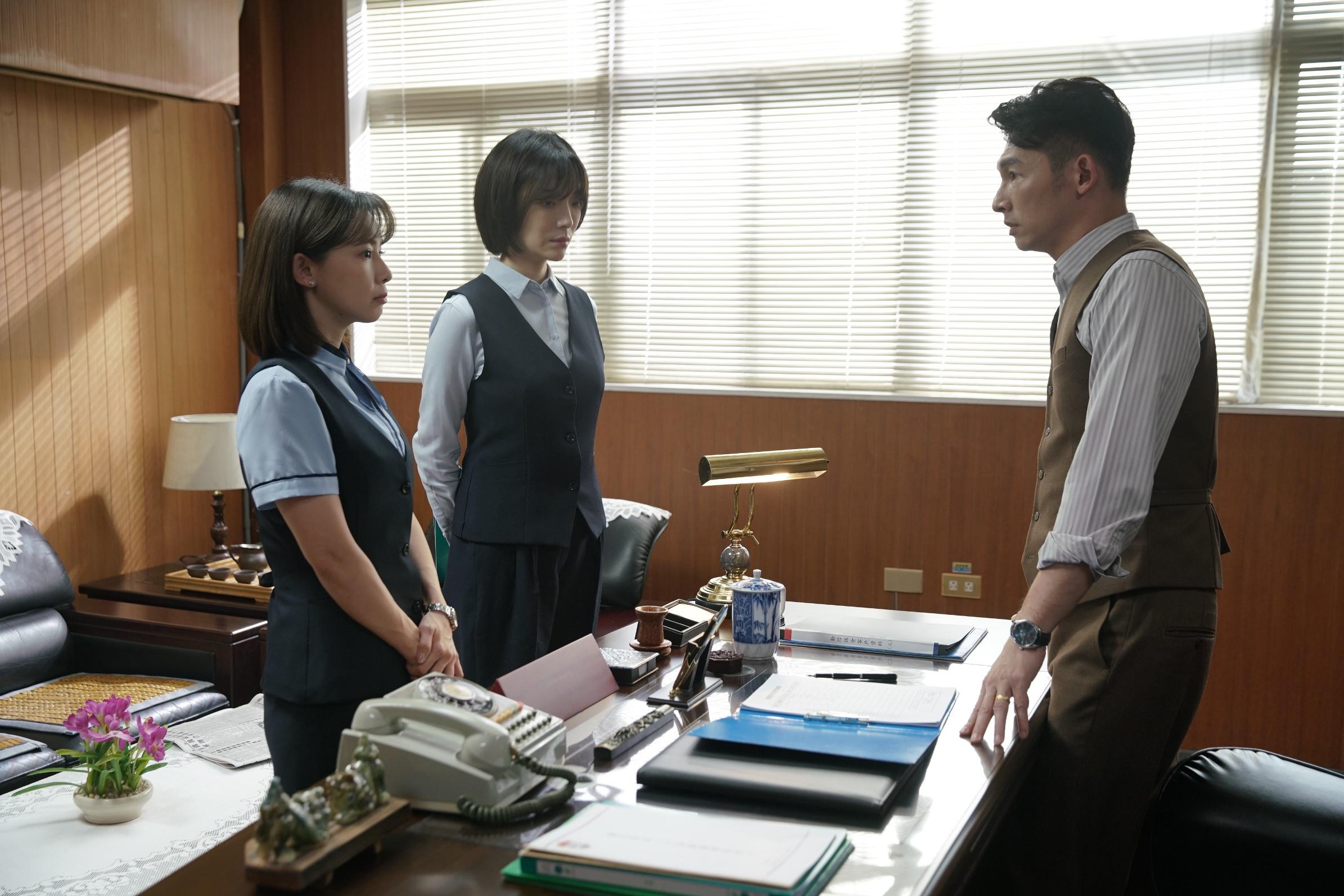 吳婉君(左)在中視《開創者》裡飾演蔡淑臻(中)的助手,她笑說拍到都覺得自己是個小秘書。右為温昇豪。。(圖/中視提供)