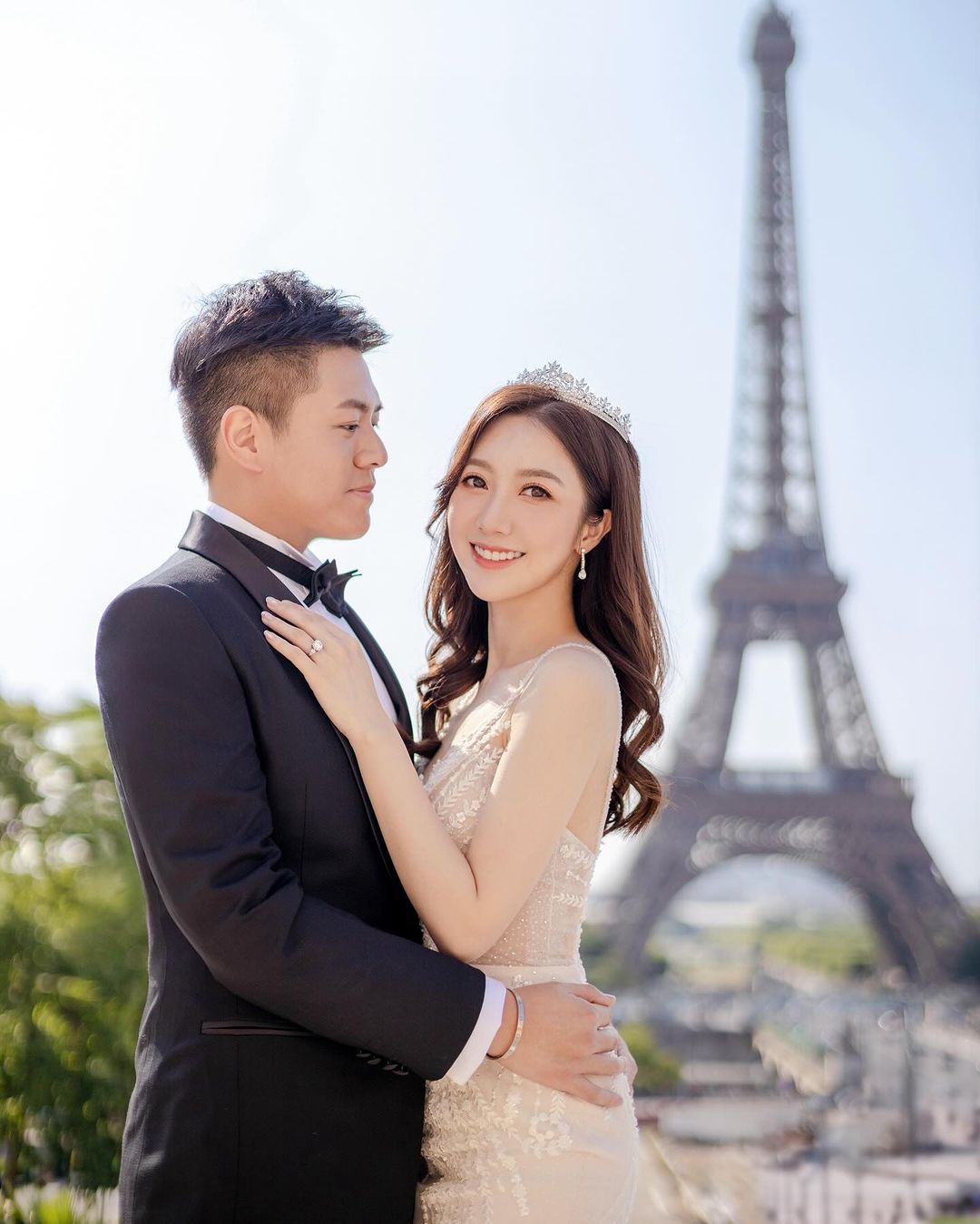 女星何依婷曬出在巴黎拍攝的系列婚紗照。(圖/翻攝何依婷IG)