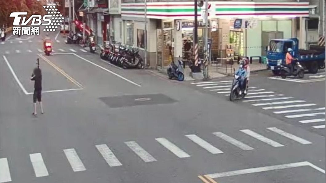 男子表示他在幫友人尋找飼養的金剛鸚鵡。(圖/TVBS)