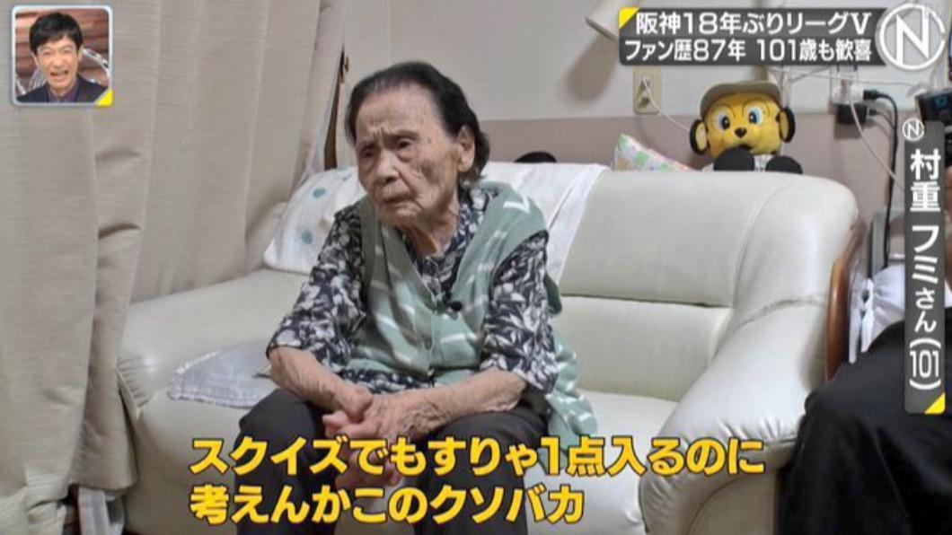對於表現不理想的球員，村重阿嬤也十分嚴厲，會板起臉色批評。（圖／翻攝自@CENTCOM推特）
