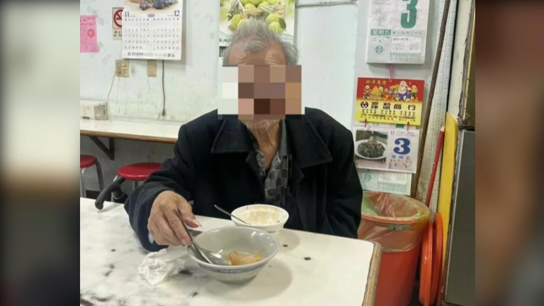 失智老翁在用餐後遲遲未離,店家察覺異樣後報警請求協助。(圖/翻攝自記者爆料網)
