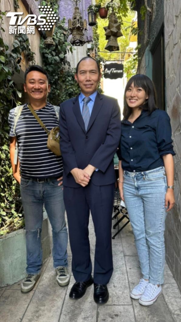［2023.10.20] 與駐約旦代表楊心怡大使合照，感謝他和駐處同仁全力協助。（圖／劉亭廷提供））