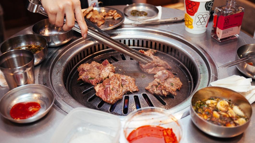 「新村站著吃烤肉」圍繞著石油桶「站著吃」的用餐方式,其實是保留了韓戰時代下克難形式。(圖/翻攝自新村站者吃烤肉臉書)