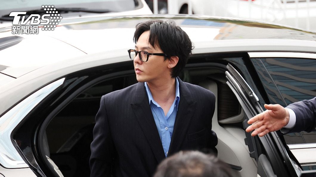 GD主動警局報到!「疑涉毒首露面」淡定答題 喊話粉絲:別擔心