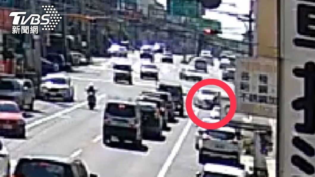 精神不好還開車 駕駛「探監」途中逆向衝撞3台機車