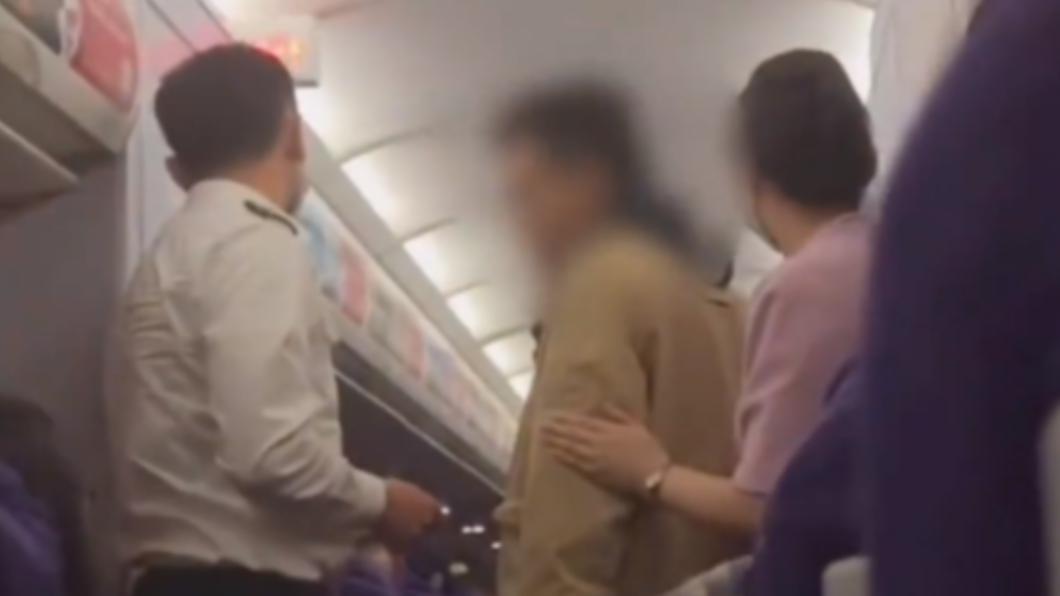 大阪飛上海飛機降落男子竟「動手欲開艙門」 乘客嚇壞:要幹啥