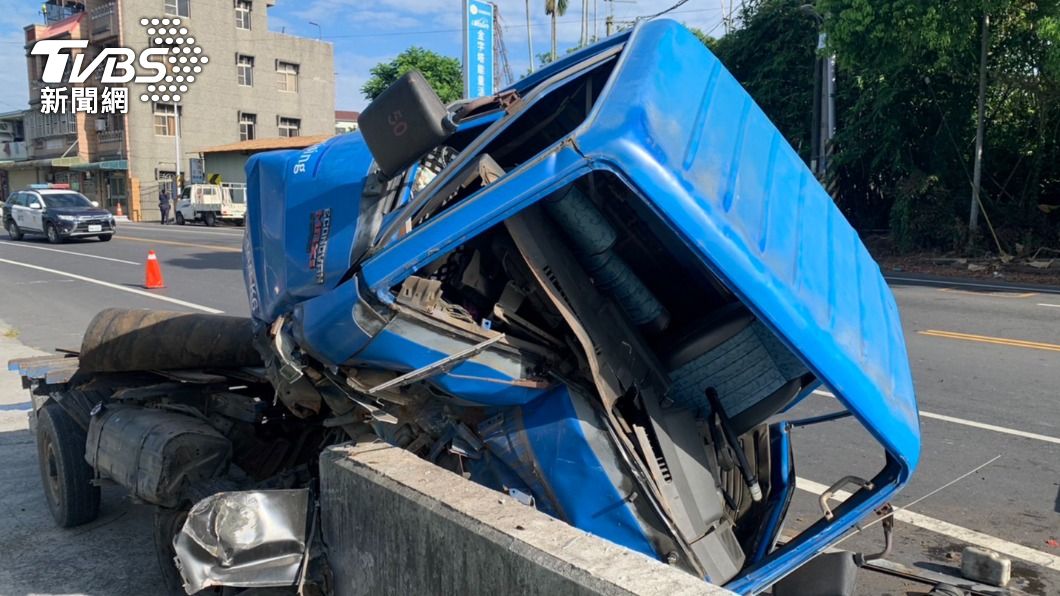嘉義小貨車猛撞橋墩!車身「凹成V字形」解體 駕駛腦出血