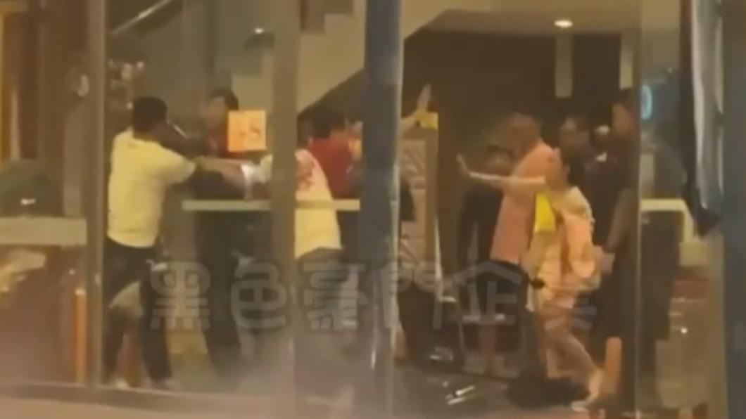 台東KTV凌晨鬥毆！10多人上下樓梯爆衝突　打到兩腳朝天