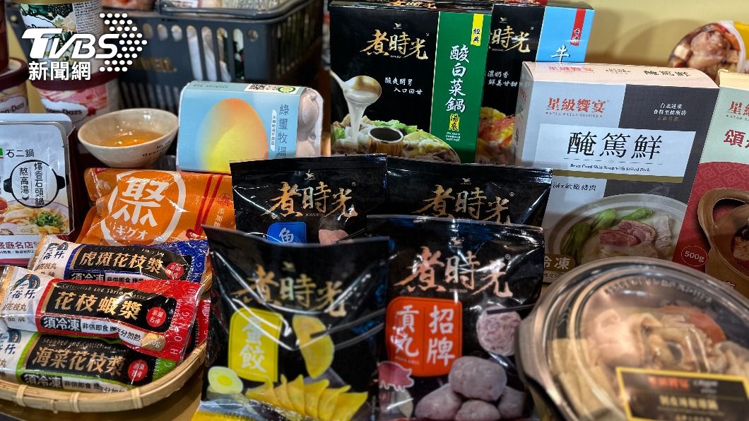 超商推出多款鍋底、火鍋底料。(圖/許稚佳攝)