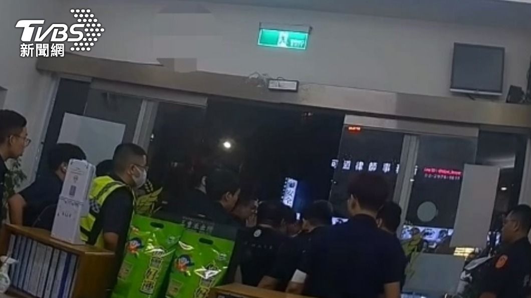 多名黑衣人包圍派出所。(圖/TVBS資料畫面)