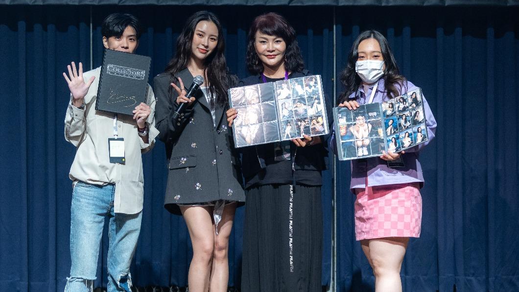 Elkie（左二）送給粉絲以及子瑜媽媽尚未發售的紀錄寫真卡。（圖／KEYMAXii提供）