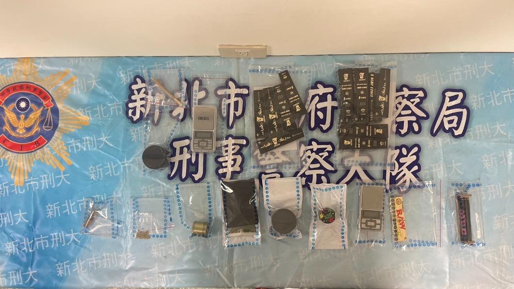 警方查扣大麻等證物。(圖/警方提供)