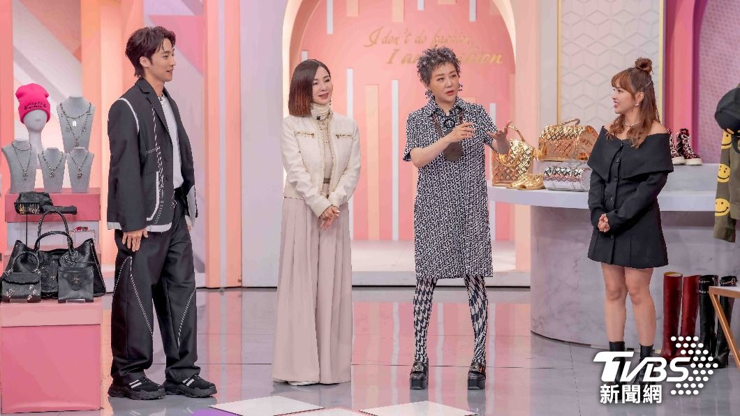 陳美鳳分享精品收藏。(圖/TVBS)