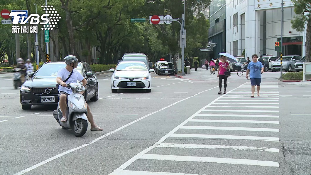 女兒喊「對面叔叔下面在發光」！媽一看愣了　奇葩照曝9千人笑爛