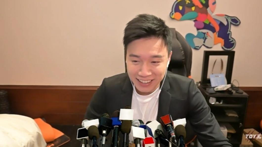 Toyz笑得合不攏嘴。（圖／翻攝自Toyz YouTube）