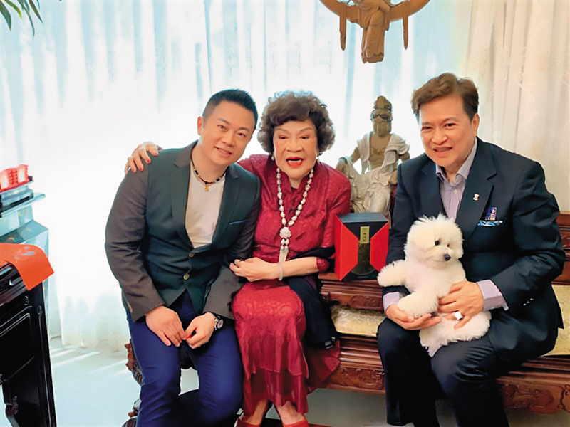 施冠伸(左)是製作人周遊(中)的乾兒子,兩年前他遵循古禮,拜周遊當乾媽。右為李朝永。(圖/周遊提供)