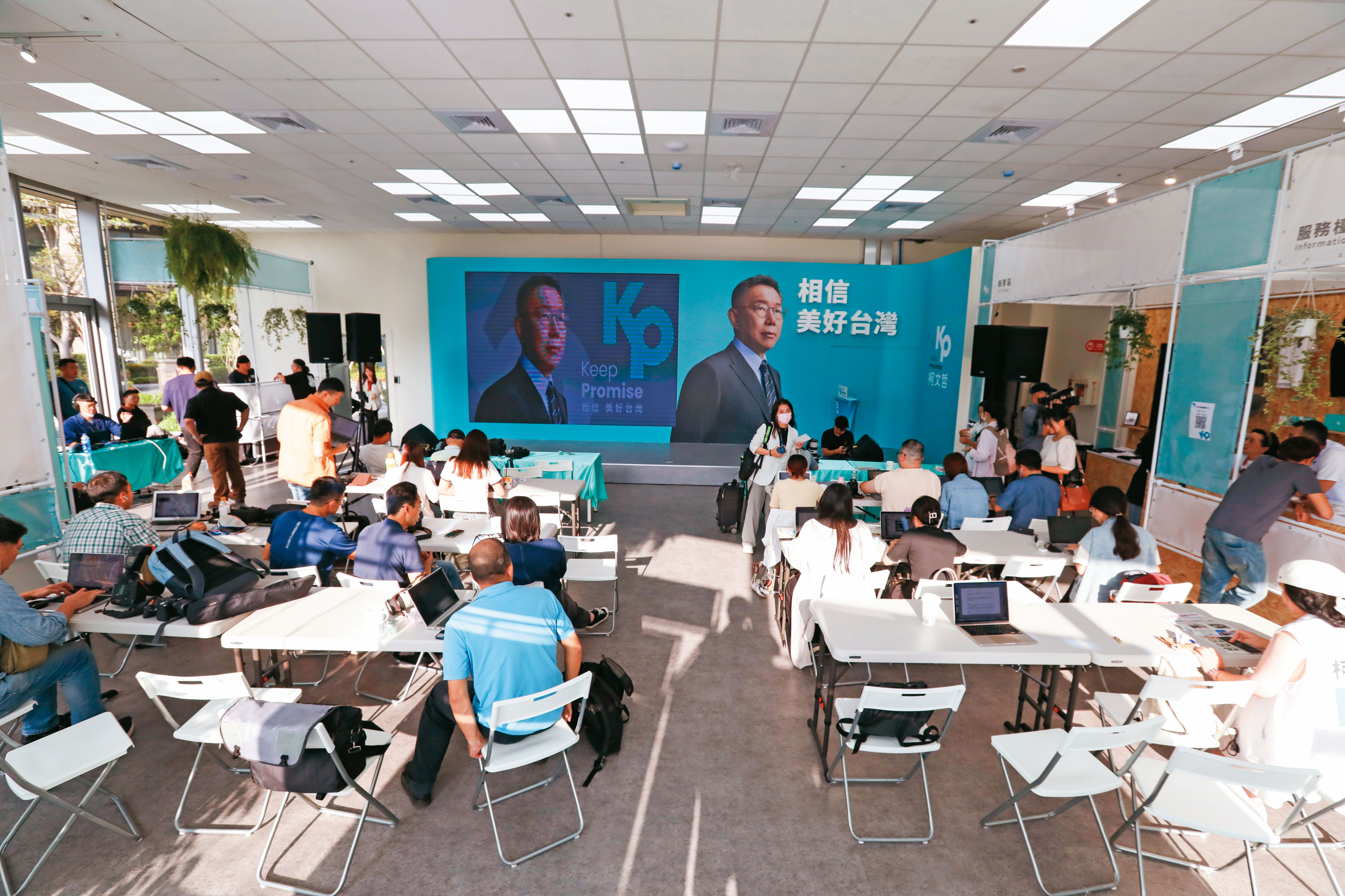 柯文哲全國競總設在新北而非「本命區」台北，被解讀是劍指侯友宜，柯則笑稱只是租金考量。（圖／鏡週刊）