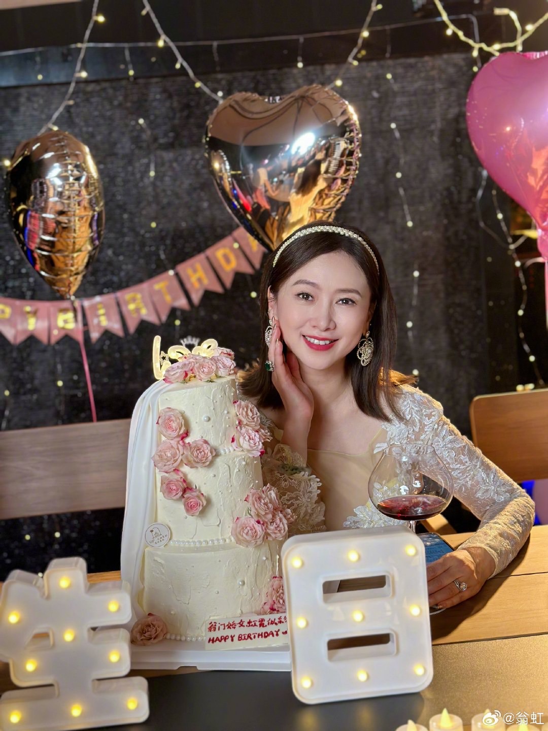 港星翁虹2007年二婚,如今婚姻美滿。(圖/翁虹微博)