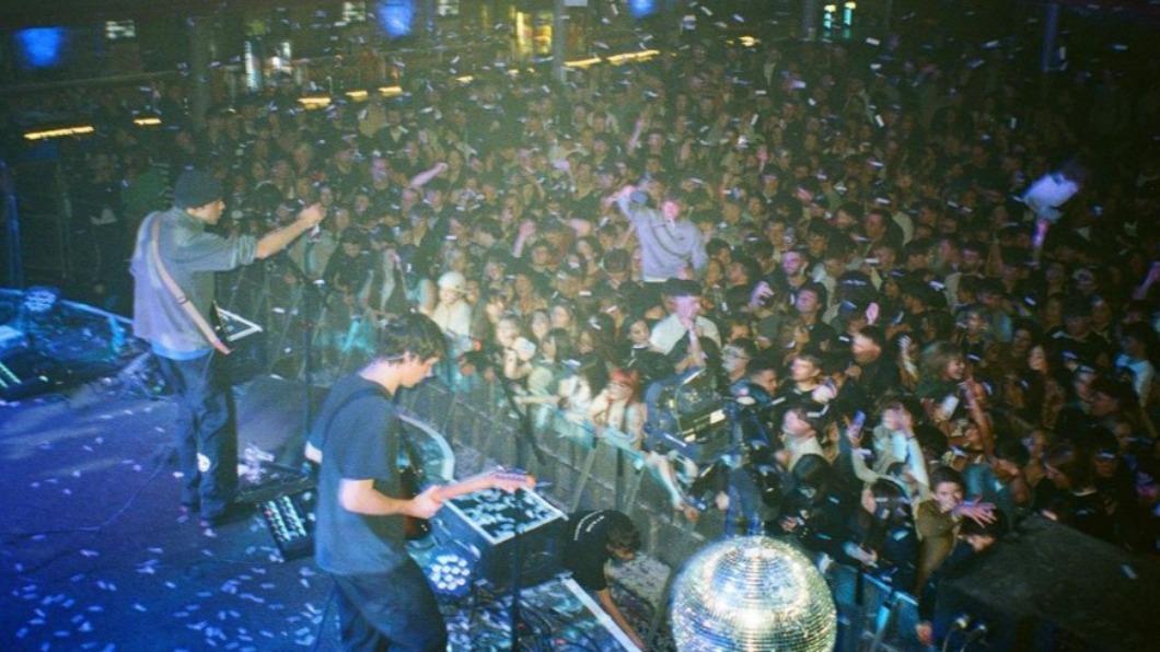 馬丁是「夜間咖啡館」的主唱兼吉他手。(圖/翻攝自@nightcafeband IG)
