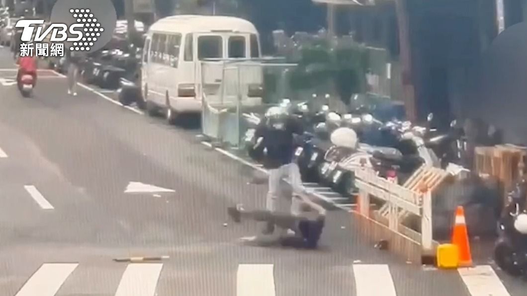 沈男被踹倒在地。（圖／TVBS）