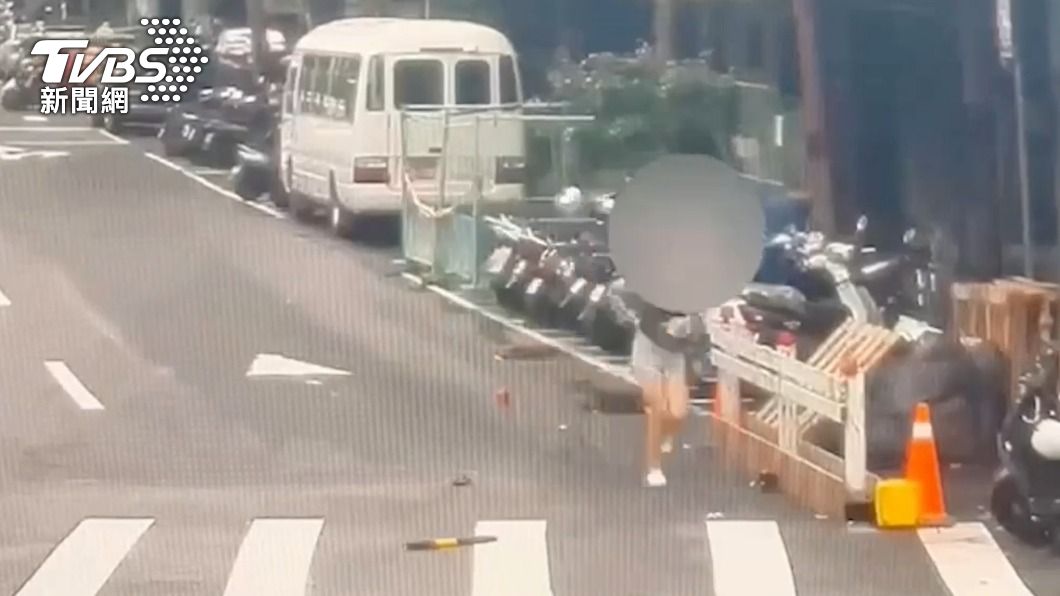 丁姓女友到場阻止。（圖／TVBS）