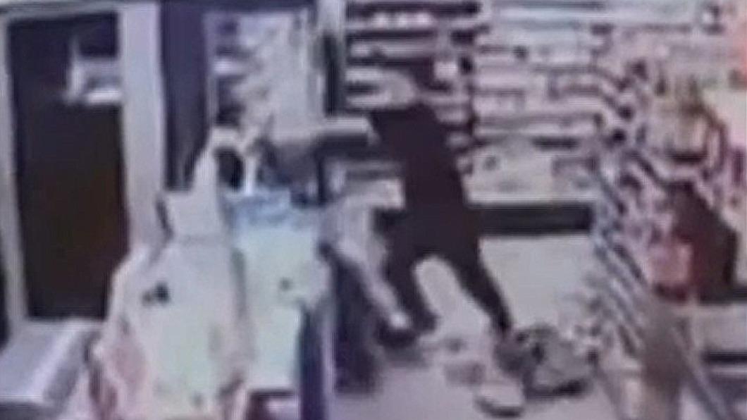 韓男深夜闖超商暴打女店員　怒飆：妳留短髮＝女權主義者