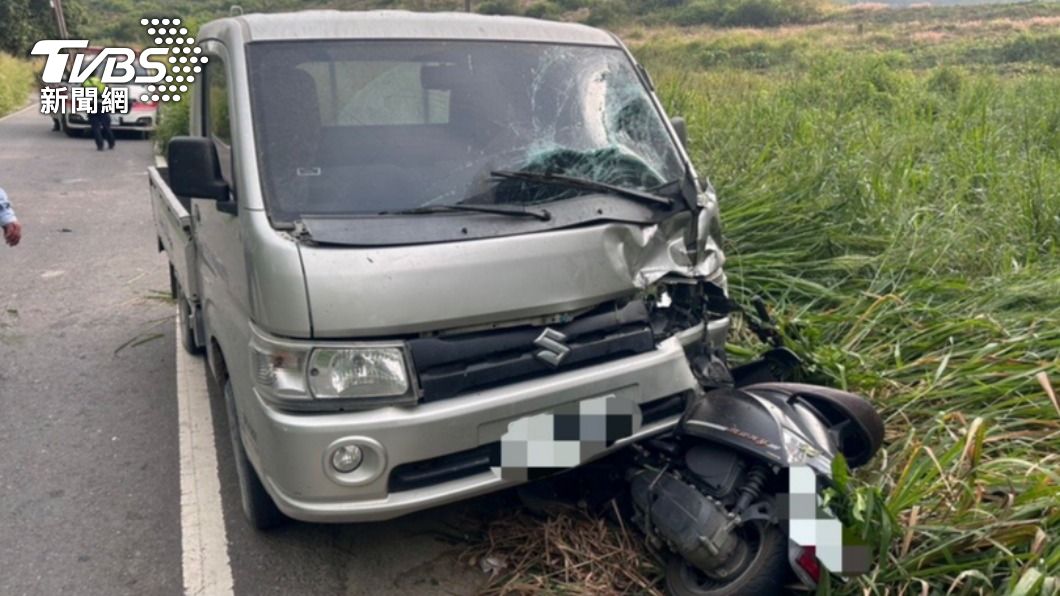 快訊／高雄年輕男女雙載猛撞貨車「變廢鐵」　命危送醫