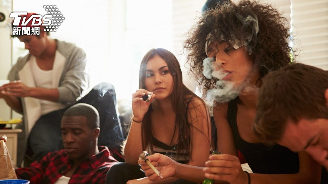 去年7月民調,約16%美國人表示「最近用過大麻」,48%人表示「曾用過」。(示意圖/shutterstock 達志影像)
