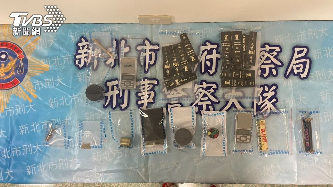警方查扣大麻、電子秤、研磨器等證物。(圖/TVBS)