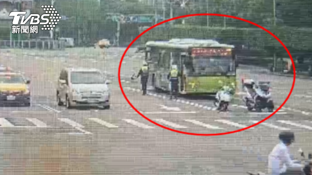 公車總統府前急剎停路中間 司機痛苦蜷曲駕駛座