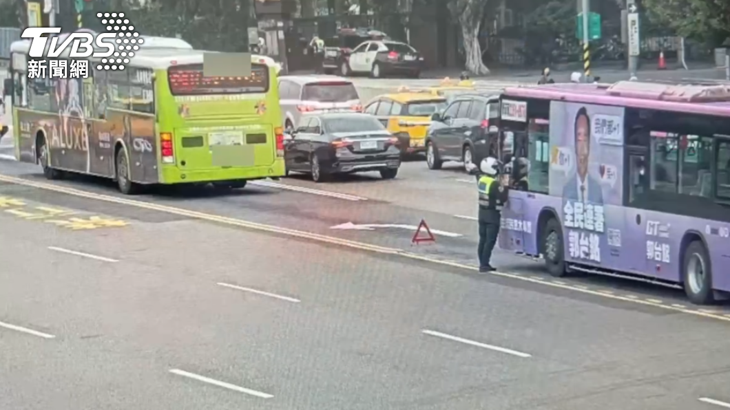 員警攔下另輛公車,請司機幫忙移車到安全位置。(圖/TVBS)