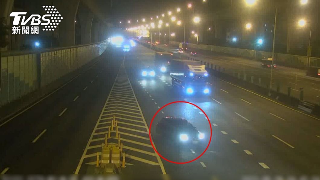 錯過匝道?小轎車國一「鬼之倒車」嚇爆駕駛 國道警出手了