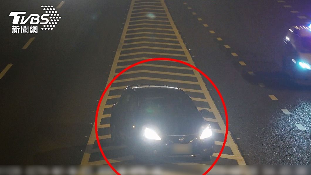 小轎車跨越槽化線。(圖/TVBS)