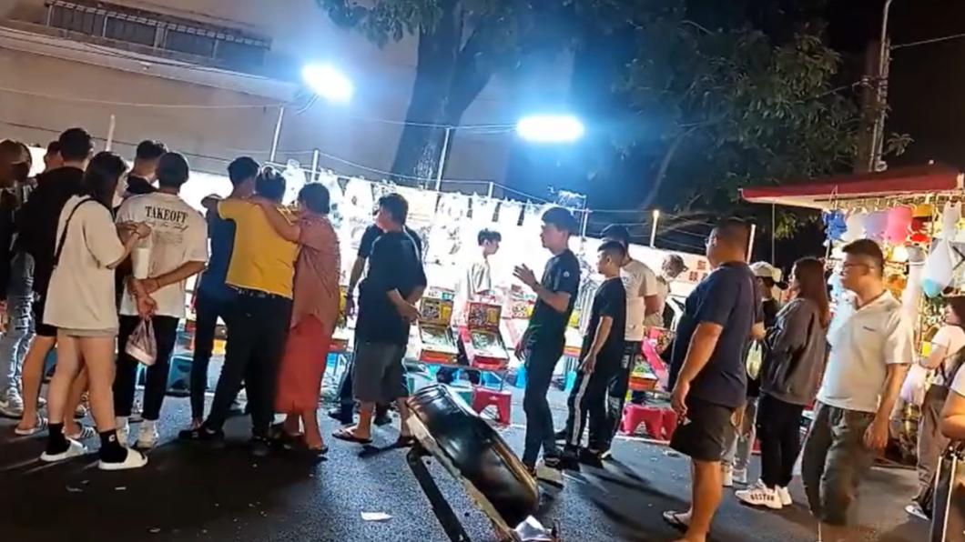 攤販店面被砸，場面混亂。（圖／翻攝自臉書）
