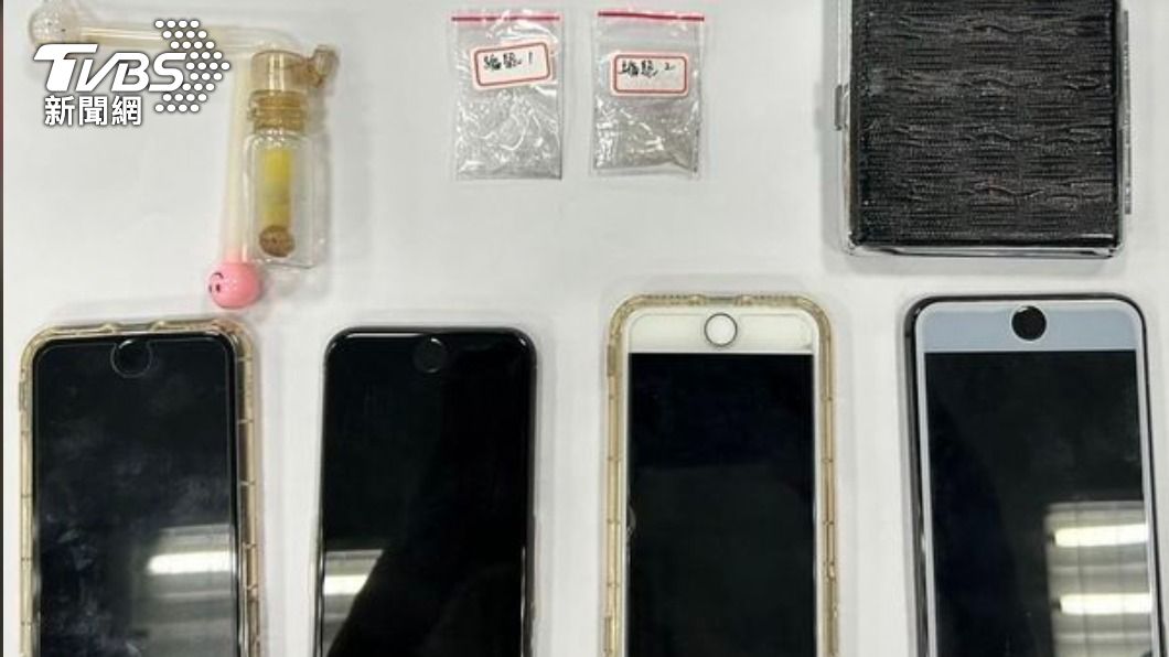 警方起獲毒品、吸食器及K盤等違禁物品。(圖/TVBS)