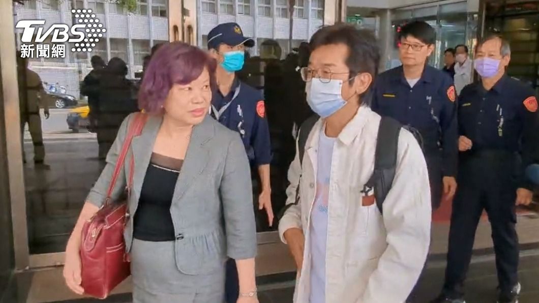 魏德聖與委任律師一起出庭。(圖/TVBS)