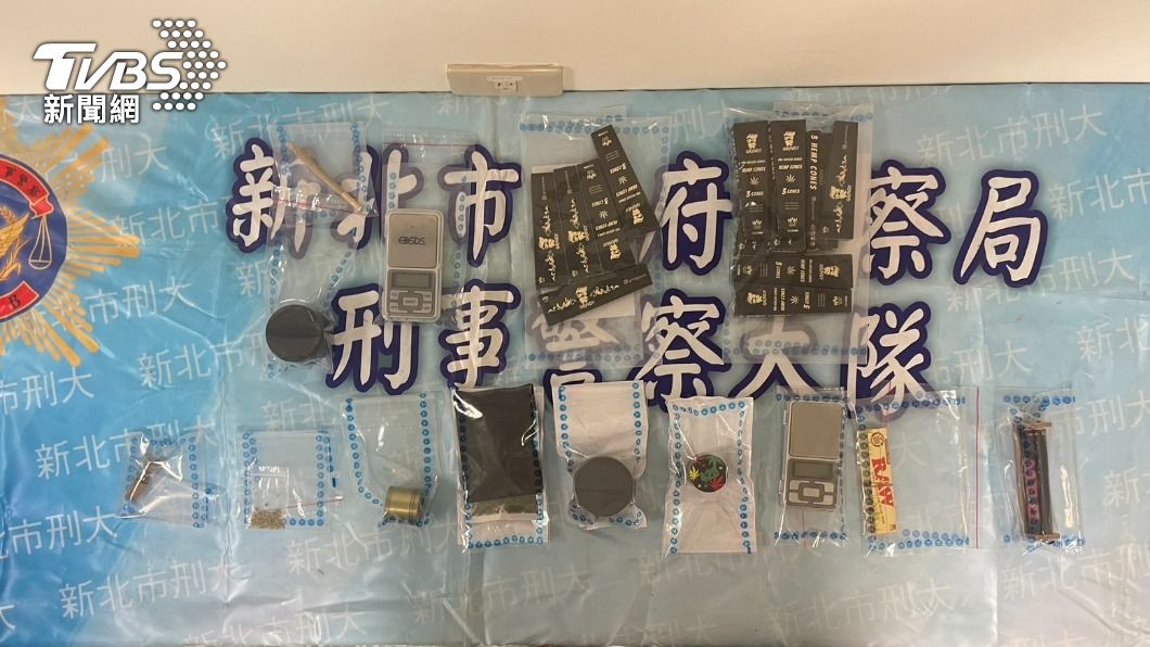 警方查扣大麻、研磨器等證物。（圖／TVBS）