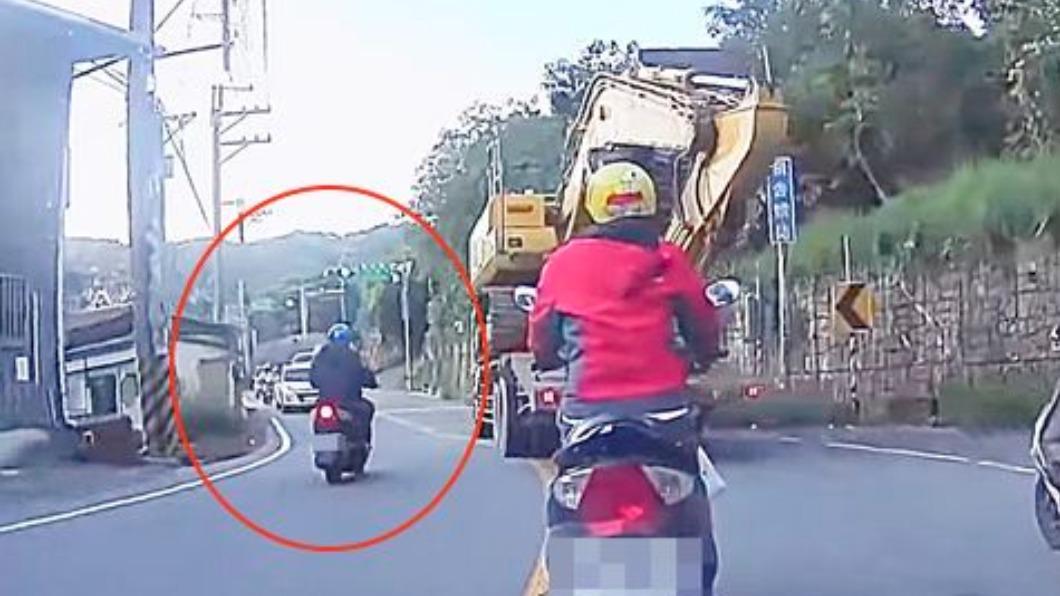 騎士跨越雙黃線逆向超車。（圖／翻攝自臉書《龜山生活通》）