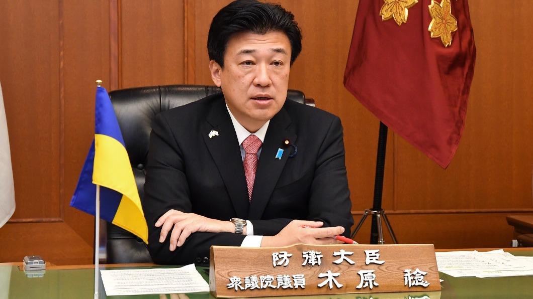 日本防衛大臣木原稔承認有陸自隊員比中指，將會嚴正處理。（圖／翻攝自木原稔推特）
