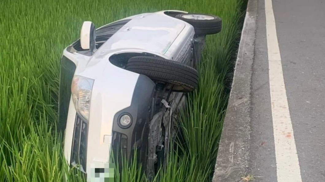 出事了!六旬伯開車閃貓側翻 「一秒到田中」路人看傻眼