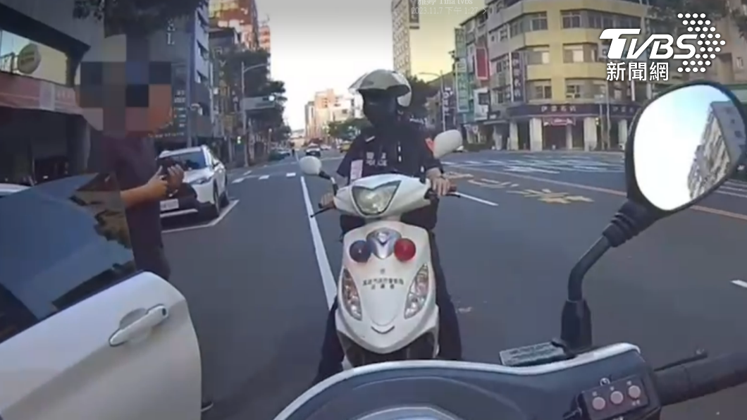 駕駛何男因在路邊違停引來巡警關切。(圖/TVBS)