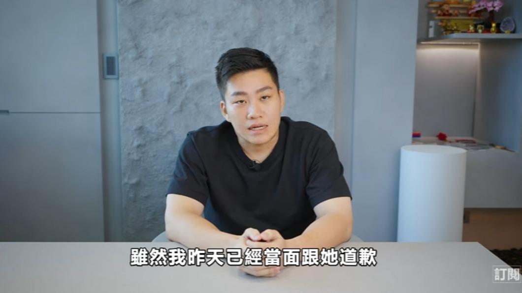 Joeman向媽媽道歉。（圖／翻攝自Joeman YouTube頻道）