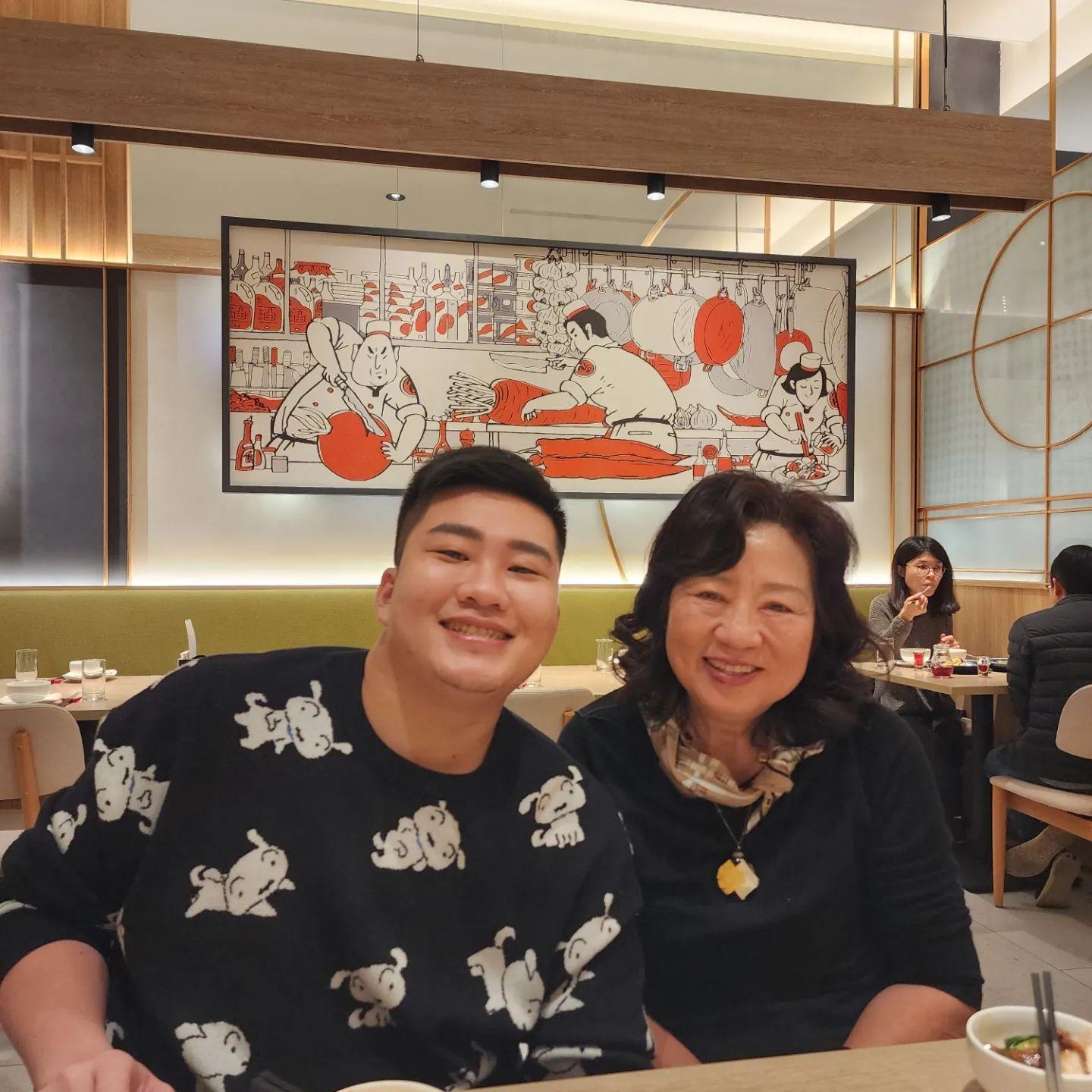 Joeman與媽媽感情深厚,不時會在社群曬合照。(圖/翻攝自Joeman臉書)