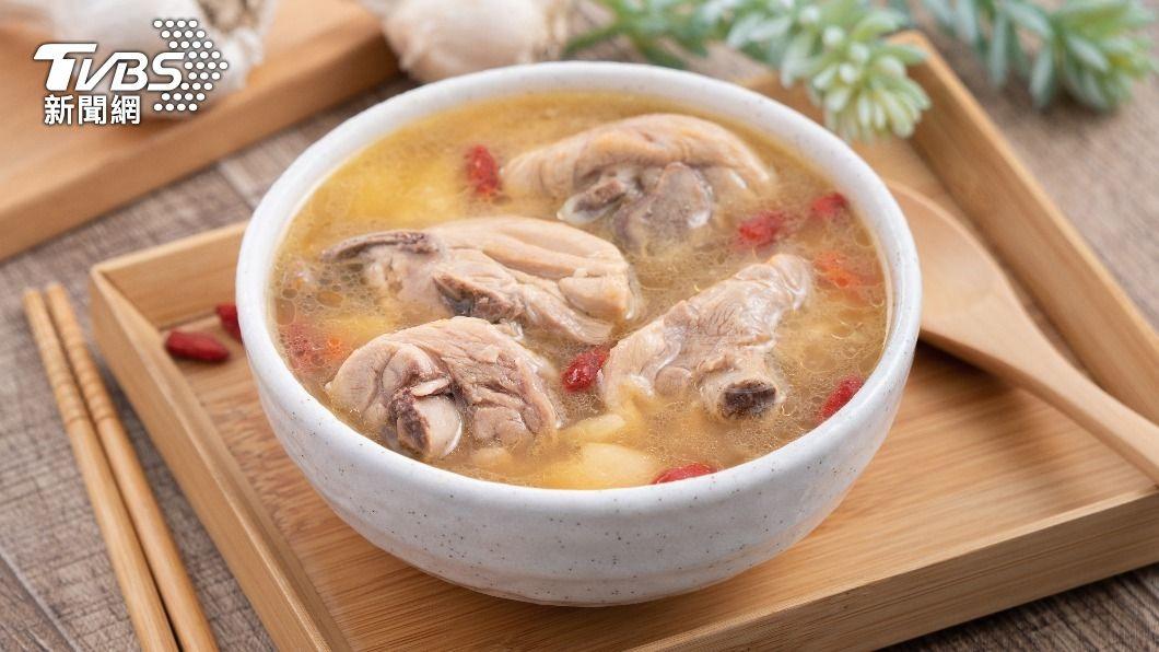 冬天許多民眾愛喝麻油雞、薑母鴨進補。（示意圖／shutterstock達志影像）